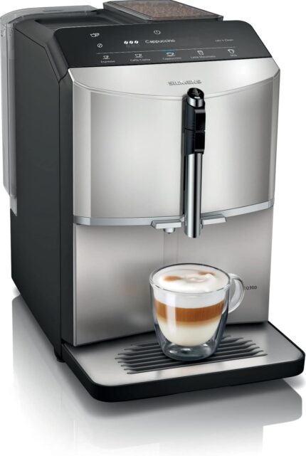 Siemens Kaffeevollautomat EQ300 TF303E07, für viele Kaffeespezialitäten, Milchaufschäumer, Keramikmahlwerk, OneTouch-Funktion, 1,4 Liter Wassertank, automatische Reinigung, 1300 W, silber metallic